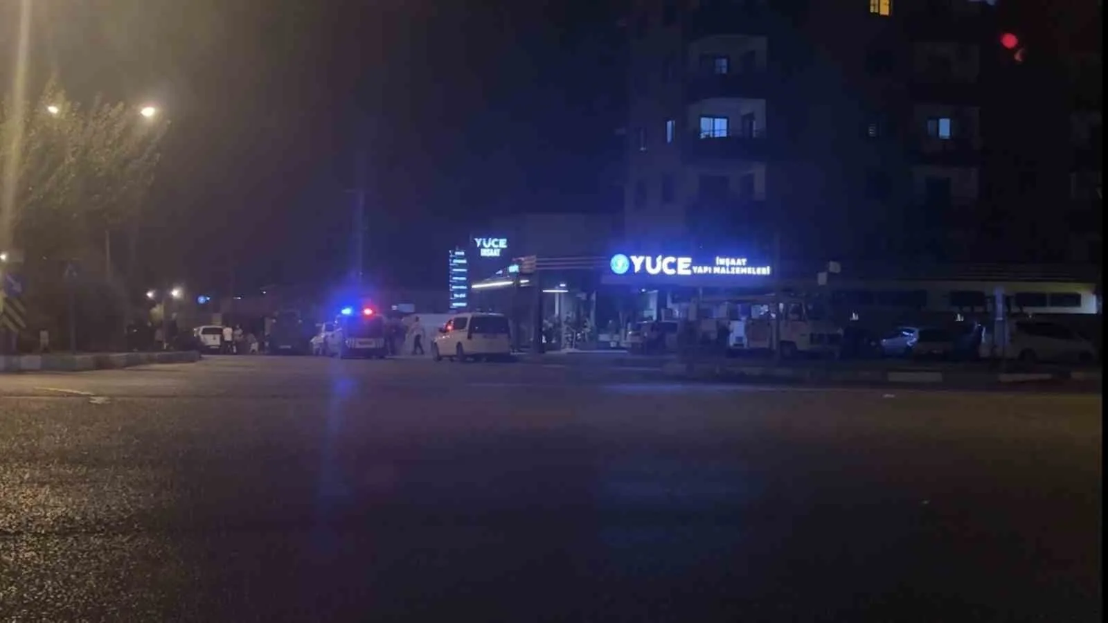 ADANA’DA İNŞAAT MALZEMELERİ SATAN BİR FİRMAYA MOLOTOF KOKTEYLİ SALDIRI DÜZENLENDİ. SALDIRGANLAR KAÇARKEN İŞ YERİNDE MADDİ HASAR MEYDANA GELDİ.