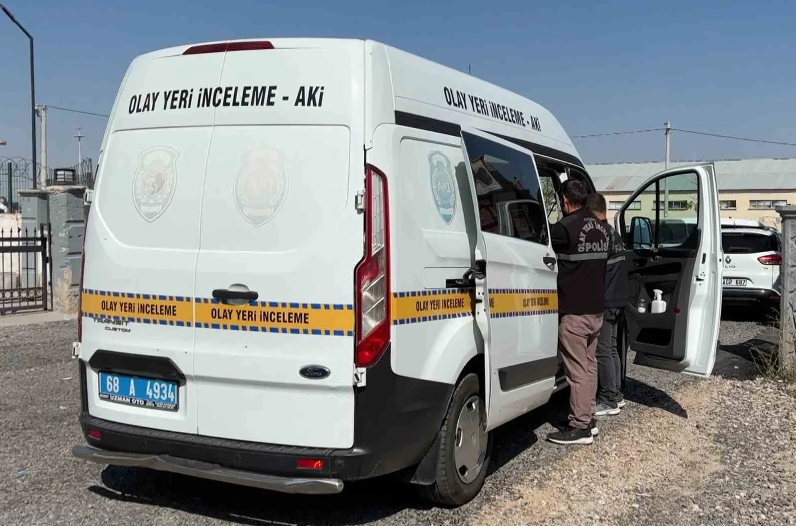 AKSARAY’DA MİNİBÜS DURAĞINDA ŞOFÖRLER ARASINDA ÇIKAN YOLCU KAVGASINDA SİLAHLAR ATEŞLENDİ. KAVGADA SİNİRLENİP KALP KRİZİ GEÇİREN ŞAHIS HASTANEDE TEDAVİ ALTINA ALINDI.