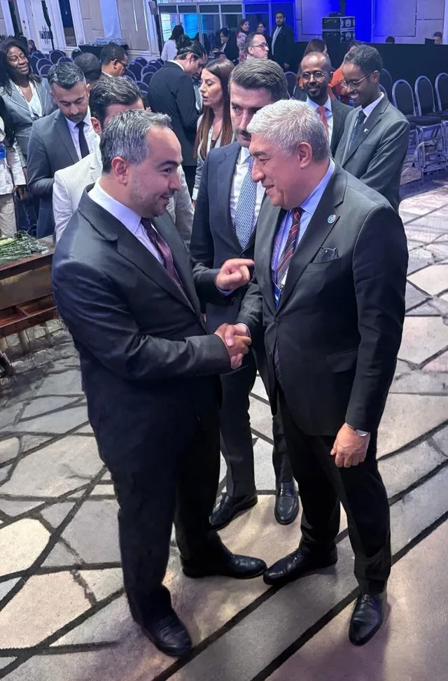 OMSAN LOJİSTİK GENEL MÜDÜRÜ AHMET TANSIK(SAĞDA), COP31 HAZIRLIKLARI KAPSAMINDA ANTALYA’DA ÇEVRE, ŞEHİRCİLİK VE İKLİM DEĞİŞİKLİĞİ BAKAN YARDIMCISI BURAK DEMİRALP(SOLDA) İLE BİR ARAYA GELDİ.