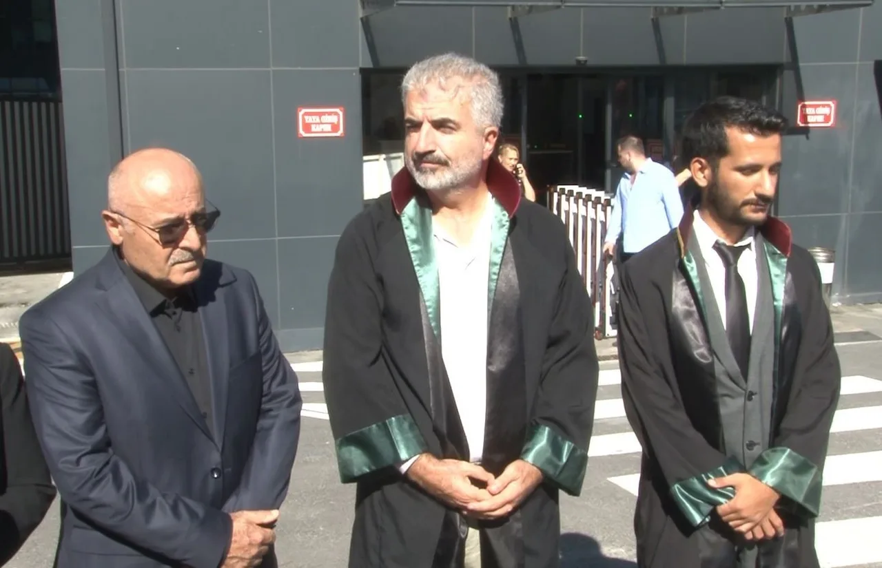EYÜPSULTAN’DA EHLİYETSİZ SÜRÜCÜ TİMUR CİHANTİMUR’UN KARIŞTIĞI KAZA SONUCU HAYATINI KAYBEDEN OĞUZ MURAT ACİ’NİN ÖLÜMÜNE İLİŞKİN DURUŞMA SONRASI BASIN AÇIKLAMASI YAPAN OĞUZ MURAT ACİ’NİN BABASI ÖZER ACİ, " NEREDEYSE 30 AYI GEÇTİ BİR SÜREDİR BU OLAYI YAŞADIK. DÜNKÜ GİBİ HATIRLIYORUM MADDİ KISMI BIRAKIN MANEVİ OLARAK ‘GELİN BİZE DESTEK OLUN’ DEDİK AMA BUGÜNE KADAR MANEVİ OLARAK BİR DESTEK GÖRMEDİK. MADDİ DESTEKLERİ DE KABUL ETMİYORUZ. BÖYLE BİR ŞEYE İHTİYACIMIZ YOK. OLANLARA ZATEN VERMİŞLER, ALMIŞLAR O BENİ İLGİLENDİRMİYOR. AMA BU YOLDA BİZİ VE ADALETİ PARAYLA TECELLİ EDEMEYECEKLERİNE İNANMALARI LAZIM DİYE DÜŞÜNÜYORUM" DEDİ.