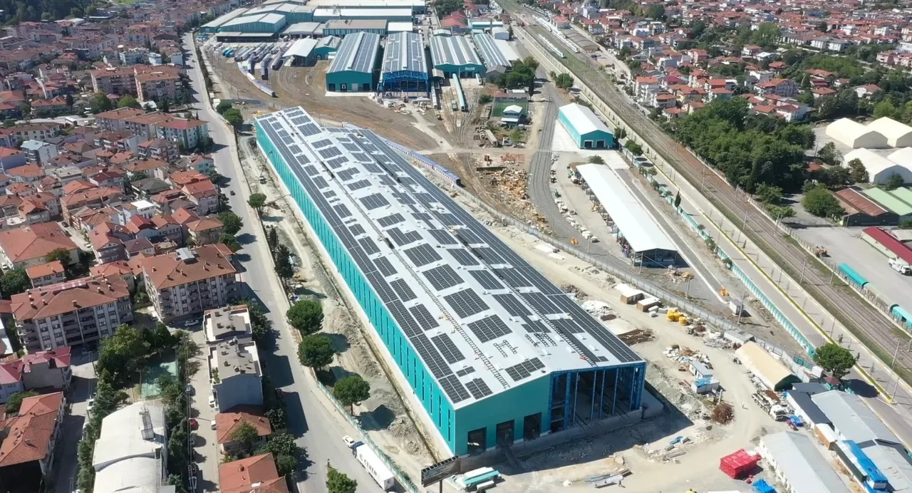ULAŞTIRMA VE ALTYAPI BAKANI ABDULKADİR URALOĞLU, "İLK SETİMİZİN TESTLERİ BAŞARIYLA DEVAM EDERKEN İKİNCİ MİLLİ HIZLI TREN SETİMİZİN ÜRETİMİNE BAŞLADIK. 2027 YILINDA 7, 2028 YILINDA İSE 7 OLMAK ÜZERE TOPLAM 14 SET ÜRETMEYİ HEDEFLİYORUZ" DEDİ.