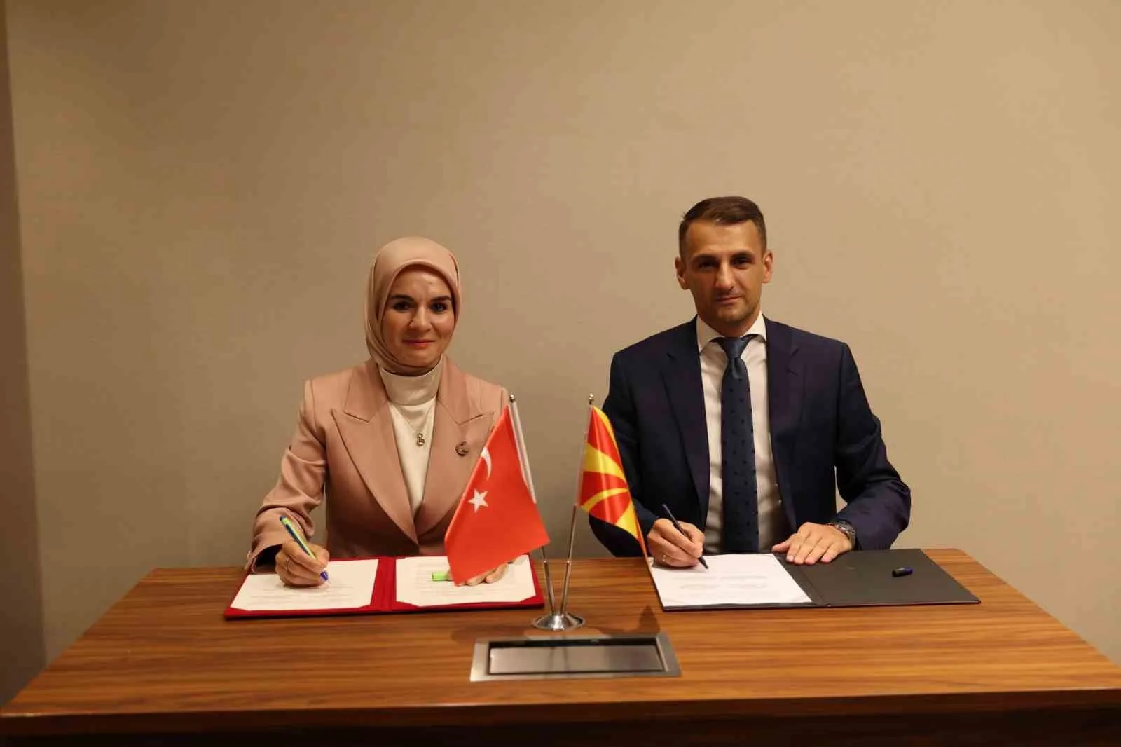 AİLE VE SOSYAL HİZMETLER BAKANI MAHİNUR ÖZDEMİR GÖKTAŞ VE SOSYAL POLİTİKA, DEMOGRAFİ VE GENÇLİK BAKANI GJOKO VELKOVKSKİ SOSYAL HİZMETLER ALANINDA İŞBİRLİĞİ MUTABAKAT ZAPTINI İMZALADI