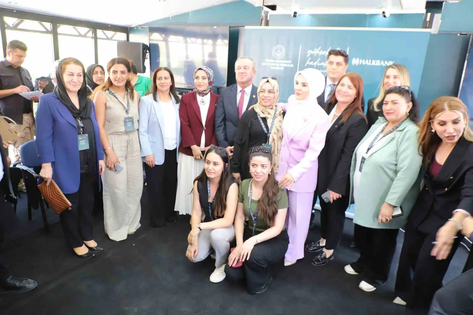 AİLE VE SOSYAL HİZMETLER BAKANI MAHİNUR ÖZDEMİR GÖKTAŞ, ÇEŞİTLİ ZİYARET VE PROGRAMLARA KATILMAK ÜZERE HAKKARİ’YE GELDİ. BAKAN GÖKTAŞ, KENTTE KADINLARIN EKONOMİK VE SOSYAL HAYATA DAHA GÜÇLÜ KATILIMINI HEDEFLEYEN "YÜKSELEN KADINLAR" GİRİŞİMCİLİK EĞİTİM PROGRAMINI ZİYARET ETTİ.