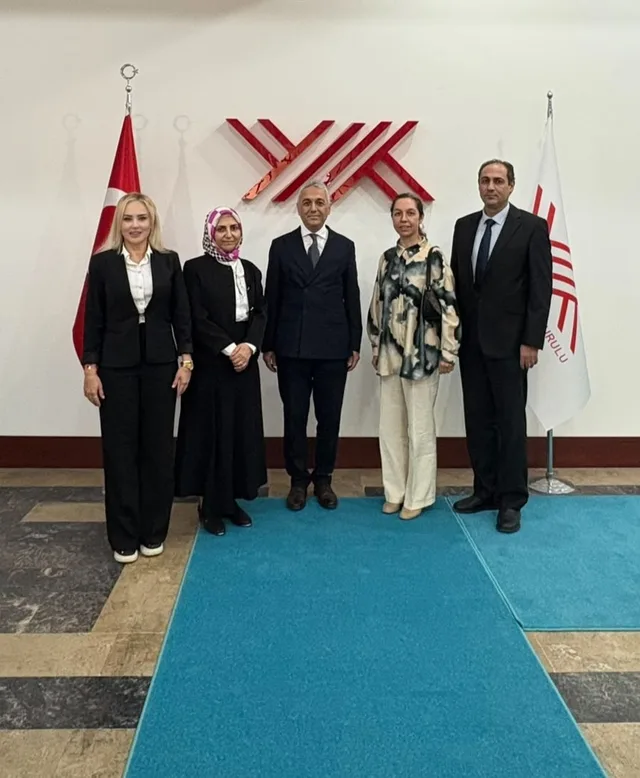 HEKİMSEN HEYETİ, İNTÖRN VE ASİSTAN HEKİMLERİN EĞİTİMİNDEN GETAT ALANINDA UZMANLIK DÜZEYİNDE EĞİTİME, ÜCRET FARKLILIKLARINDAN AKADEMİK KADRO SORUNLARINA KADAR ÇÖZÜM ÖNERİLERİNİ GÖRÜŞEREK KURUMLAR ARASI DÜZENLİ KOORDİNASYON MEKANİZMASI KURULMASINI TALEP ETTİ.