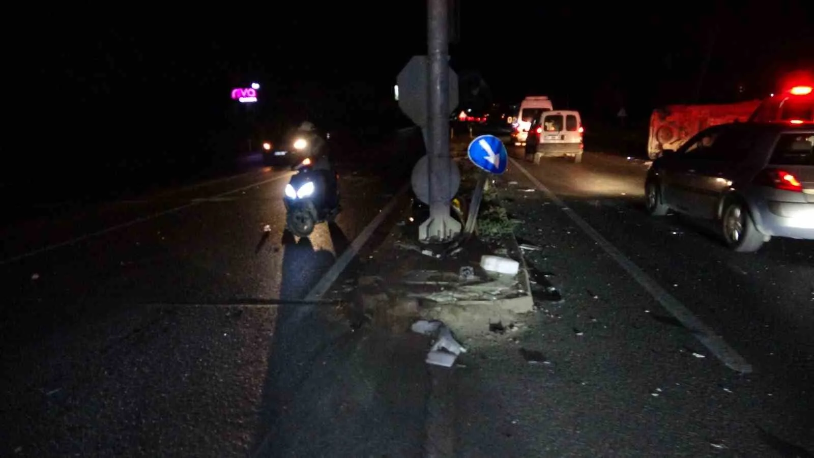 MANAVGAT İLÇESİNDE KIRMIZI IŞIK İHLALİ YAPTIĞI BELİRLENEN TUR MİDİBÜSÜ İLE ÖZEL BİR SAĞLIK KURULUŞUNA AİT ARACIN ÇARPIŞTIĞI KAZADA 2'Sİ POLONYA UYRUKLU TURİST OLMAK ÜZERE 3 KİŞİ YARALANDI