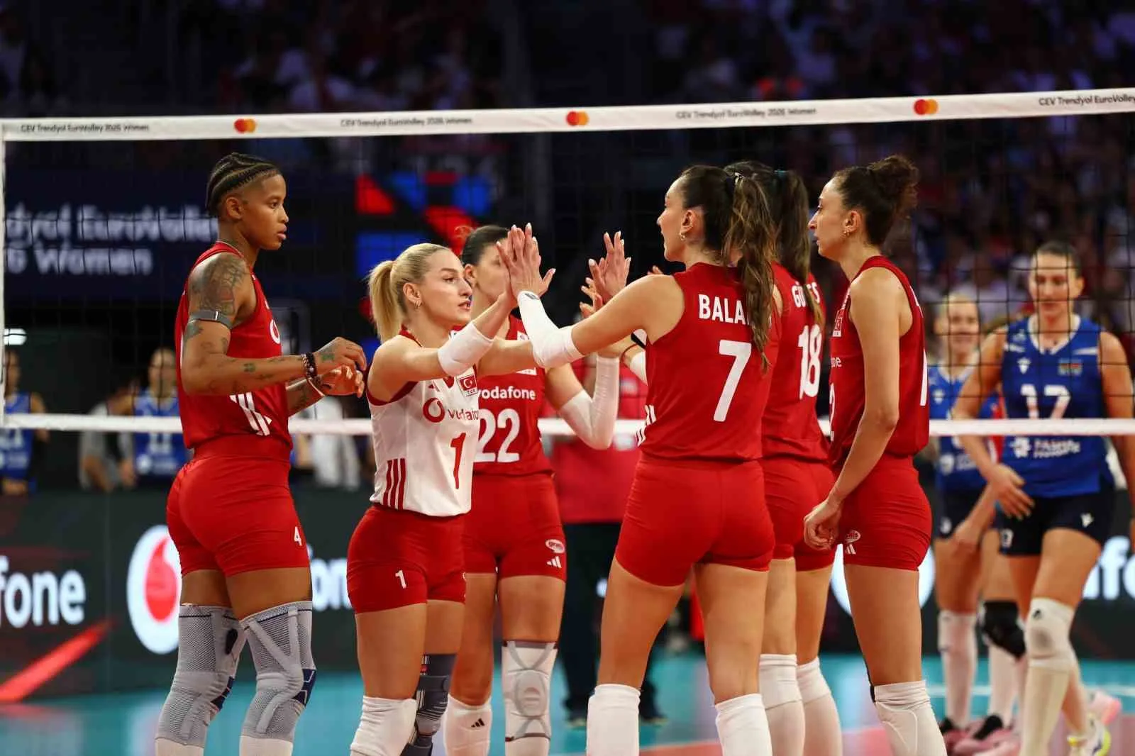 A MİLLİ KADIN VOLEYBOL TAKIMI, 2026 CEV TRENDYOL AVRUPA VOLEYBOL ŞAMPİYONASI SON 16 TURUNDA AZERBAYCAN'I 3-0 MAĞLUP EDEREK ÇEYREK FİNALE YÜKSELDİ.