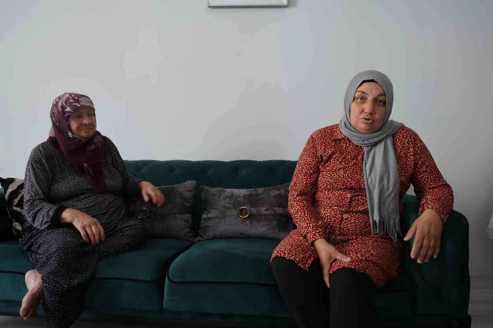 ANNSE SELCAN SÖNMEZ VE ANNEANNE MÜŞERREF ASLAN KIZLARININ EVLERİNE DÖNMESİNİ BEKLİYOR