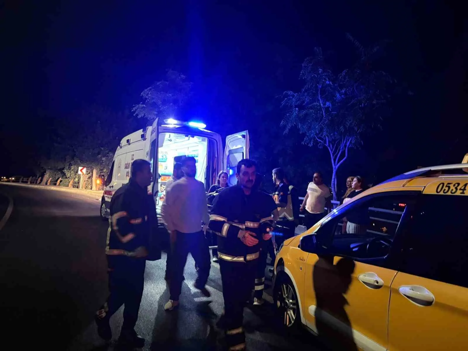 YARALILAR, OLAY YERİNDEKİ İLK MÜDAHALELERİNİN ARDINDAN HASTANEYE KALDIRILDI.