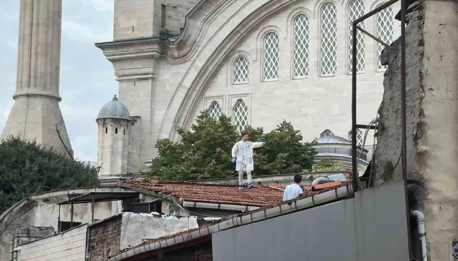 OLAYIN DÖVİZ BOZDURMAK AMACIYLA İŞ YERİNE GELEN ŞAHISLARLA İŞ YERİ SAHİBİ ARASINDA PARA BOZDURMA İŞLEMİ NEDENİYLE YAŞANDIĞI KAYDEDİLİRKEN, ŞÜPHELİLERİN ÇATIDAN KAÇTIĞI İDDİA EDİLDİ.