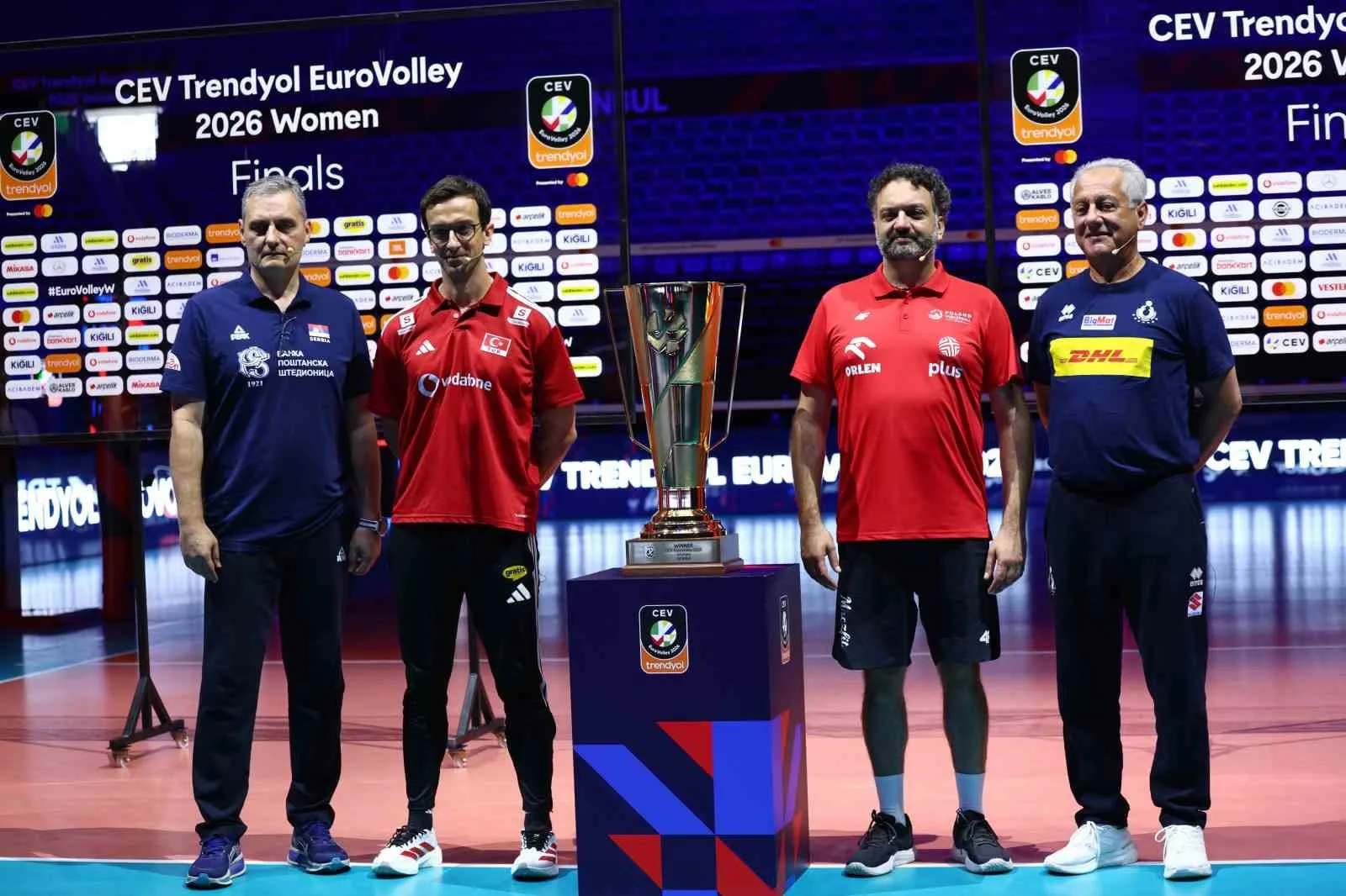 SİNAN ERDEM SPOR SALONU’NDA GERÇEKLEŞTİRİLEN BASIN TOPLANTISINDA SON 4 ÜLKE ARASINA KALAN TÜRKİYE, SIRBİSTAN, POLONYA VE İTALYA'NIN BAŞANTRENÖR VE KAPTANLARI AÇIKLAMALARDA BULUNDU.