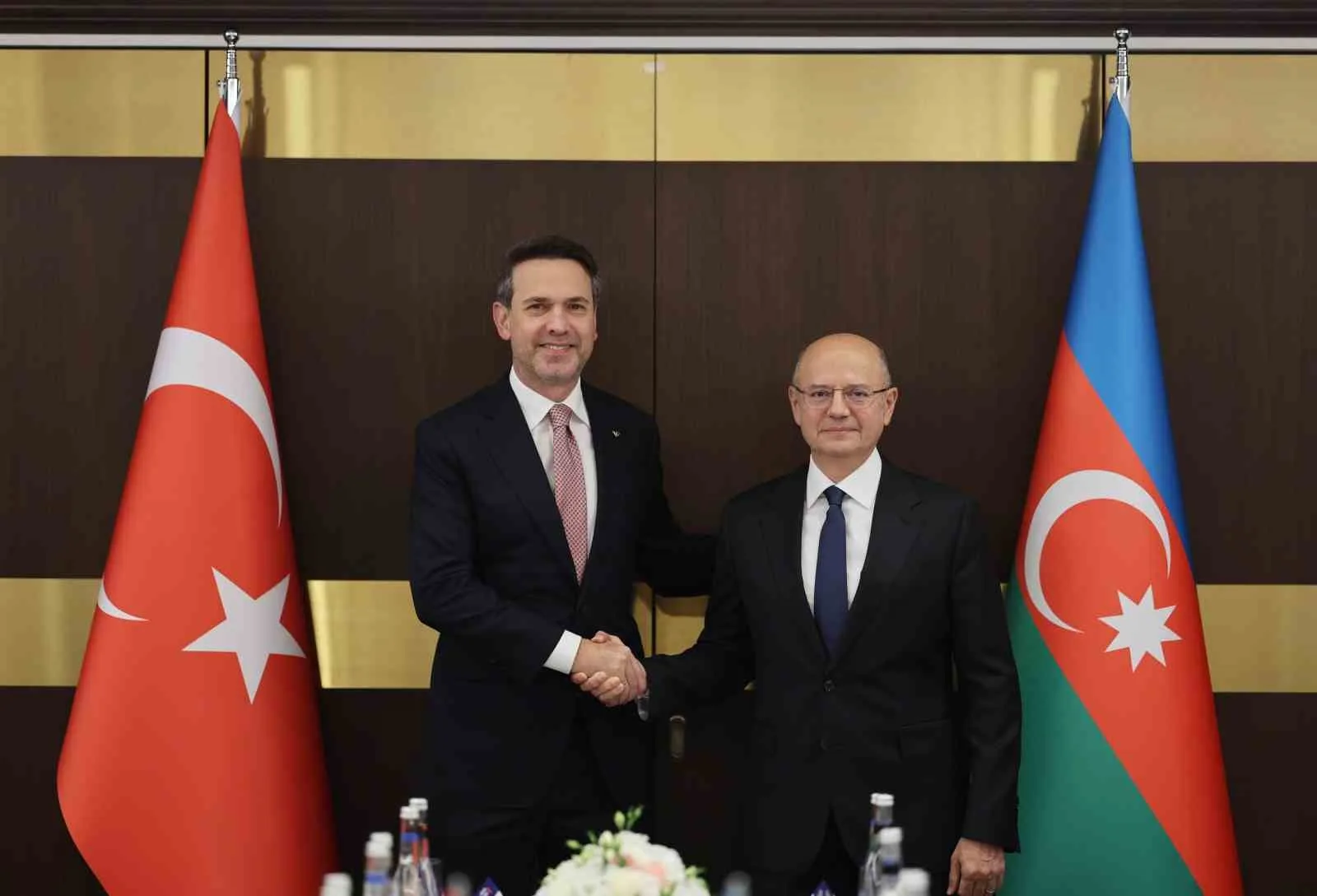ENERJİ VE TABİİ KAYNAKLAR BAKANI ALPARSLAN BAYRAKTAR, AZERBAYCAN-TÜRKİYE 5. ENERJİ FORUMU’NA KATILMAK ÜZERE AZERBAYCAN’IN BAŞKENTİ BAKÜ’YE GELDİ.