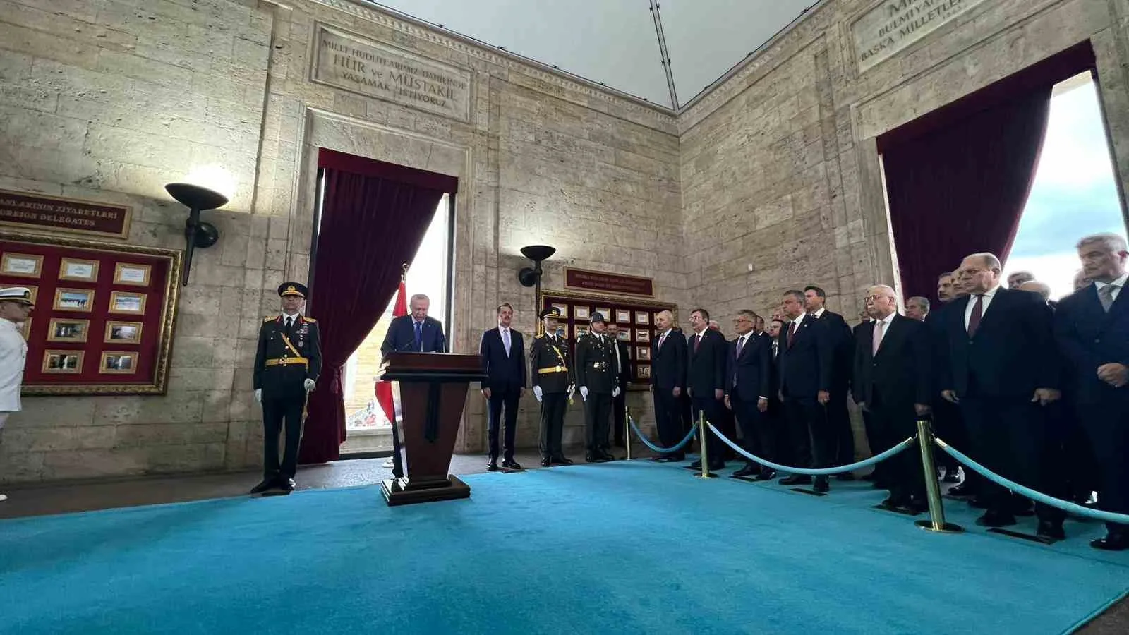 CUMHURBAŞKANI RECEP TAYYİP ERDOĞAN BAŞKANLIĞINDAKİ DEVLET ERKANI, 30 AĞUSTOS ZAFER BAYRAMI VE TÜRK SİLAHLI KUVVETLERİ GÜNÜ DOLAYISIYLA ANITKABİR'E ZİYARETTE BULUNDU.