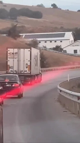 BURSA'NIN YENİŞEHİR İLÇESİNDE ALKOLLÜ TIR SÜRÜCÜSÜNÜN TERS ŞERİDE GİREREK MOTOSİKLETE ÇARPMASI SONUCU MEYDANA GELEN KAZADA 2 GENÇ HAYATINI KAYBETTİ. KAZADAN ÖNCE ALKOLLÜ TIR SÜRÜCÜSÜNÜN ZİKZAK ÇİZEREK İLERLEDİĞİ ANLARA AİT GÖRÜNTÜLER ORTAYA ÇIKTI. OLAY SONRASI GÖZALTINA ALINAN ALKOLLÜ TIR SÜRÜCÜSÜ, ÇIKARILDIĞI MAHKEMECE TUTUKLANARAK CEZAEVİNE GÖNDERİLDİ.