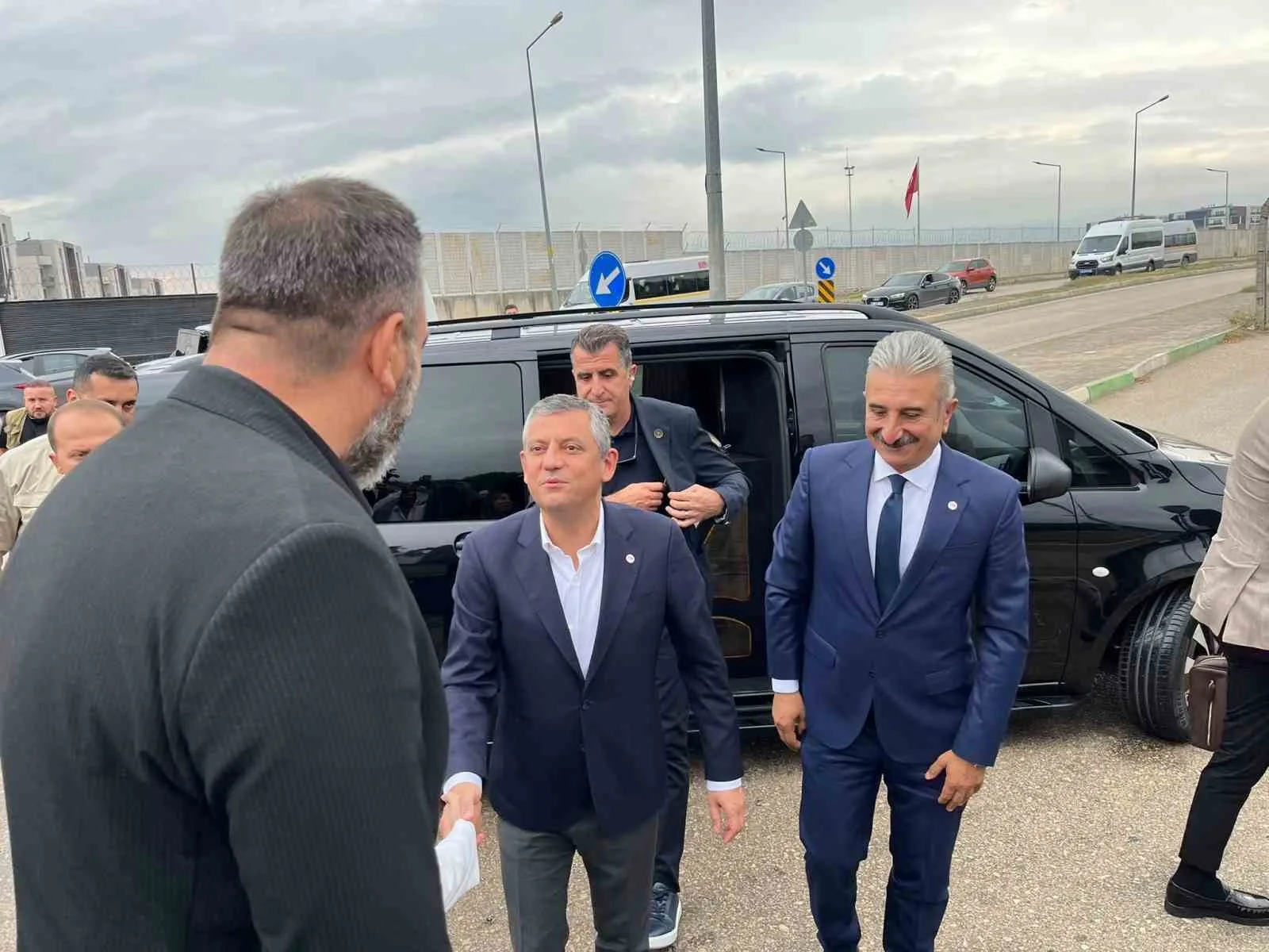 ÖZGÜR ÖZEL VE YENİ PARTİ HEYETİ, TUTUKLANAN MUSTAFA BOZBEY’İ CEZAEVİNDE ZİYARET ETTİ