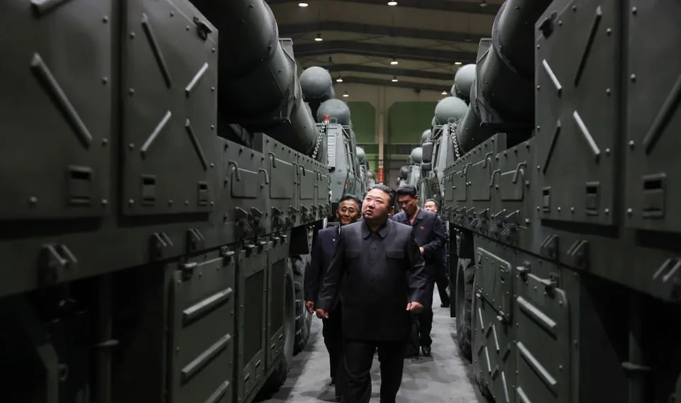 KUZEY KORE LİDERİ KİM JONG-UN TEK YÖNLÜ SALDIRI İHA’LARI, İNSANSIZ KEŞİF UÇAKLARI VE ÇOKLU ROKETATAR SİSTEMLERİNİN ÜRETİM SÜREÇLERİNİ DENETLEYEREK SİLAH SİSTEMLERİNİN YAPAY ZEKA ENTEGRASYONUNU GÜÇLENDİRME TALİMATI VERDİ.