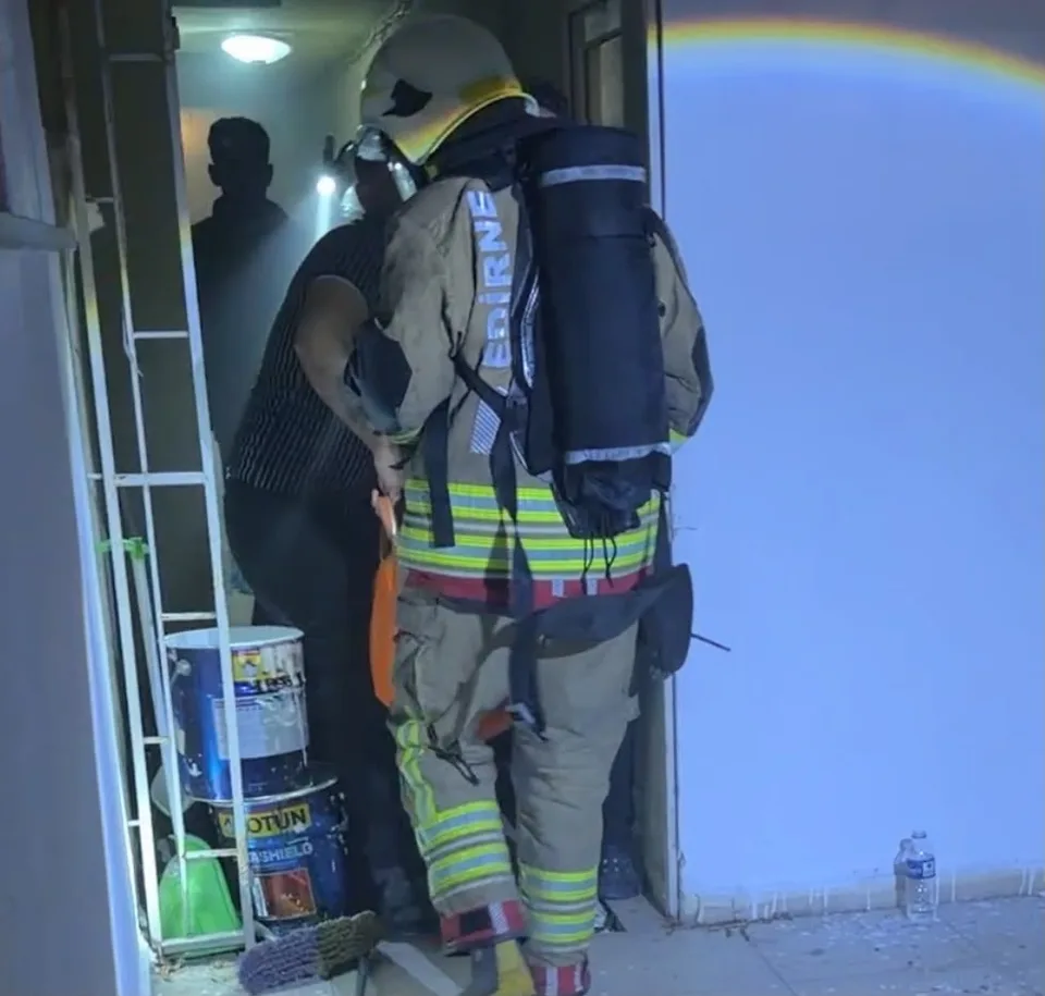 EDİRNE’DE BİR APART DAİRESİNDE ÇIKAN YANGINDA AĞIR YARALANAN VATANDAŞI KURTARMAK İÇİN EKİPLER ZAMANLA YARIŞTI.