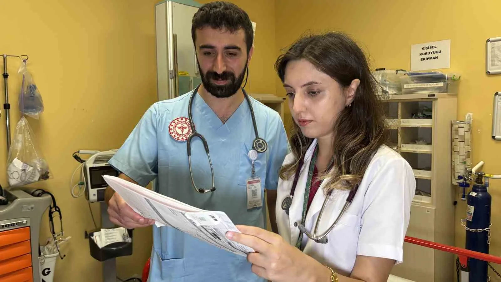 CEM YILMAZ, AYVACIK DEVLET HASTANESİ ACİL SERVİS PRATİSYEN HEKİMİ DR. ERDOĞAN KARATAŞ (SOLDA) VE DR. EDANUR CANPOLAT'IN (SAĞDA) MÜDAHALELERİYLE KURTULDU.