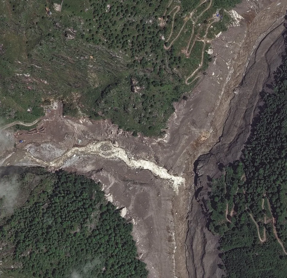 NEPAL'İN ÇİN SINIRINDA MEYDANA GELEN TAŞKININ YOL AÇTIĞI SEL FELAKETİNDE HAYATINI KAYBEDENLERİN SAYISI 489'A YÜKSELDİ. (FOTO: UYDU GÖRÜNTÜSÜ-SELİN ÖNCESİ/SONRASI)