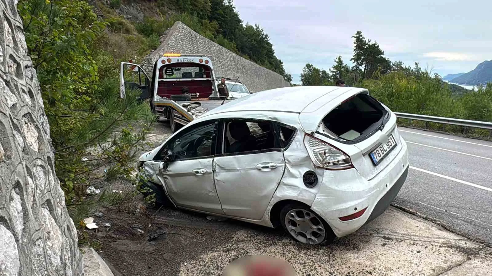 BARTIN'IN AMASRA İLÇESİNDE SEYİR HALİNDEYKEN KONTROLDEN ÇIKAN OTOMOBİLİN DEVRİLMESİ SONUCUNDA 1'İ ÇOCUK 3 KİŞİ YARALANDI.