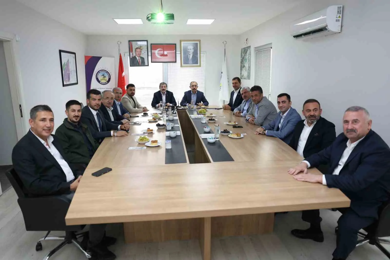 SAMSUN VALİSİ ORHAN TAVLI, TBMM PLAN VE BÜTÇE KOMİSYONU BAŞKANI VE SAMSUN MİLLETVEKİLİ MEHMET MUŞ, SAMSUN MİLLETVEKİLLERİ ERSAN AKSU VE ORHAN KIRCALI, ROKETSAN GENEL MÜDÜRÜ MURAT İKİNCİ, SAMSUN BÜYÜKŞEHİR BELEDİYE BAŞKANI HALİT DOĞAN VE AK PARTİ SAMSUN İL BAŞKANI MEHMET KÖSE, MKE SAMSUN ÜRETİM TESİSİ'Nİ ZİYARET ETTİ. HEYET, TESİSTE YÜRÜTÜLEN ÇALIŞMALAR VE YATIRIM SÜRECİ HAKKINDA DEĞERLENDİRMELERDE BULUNDU.