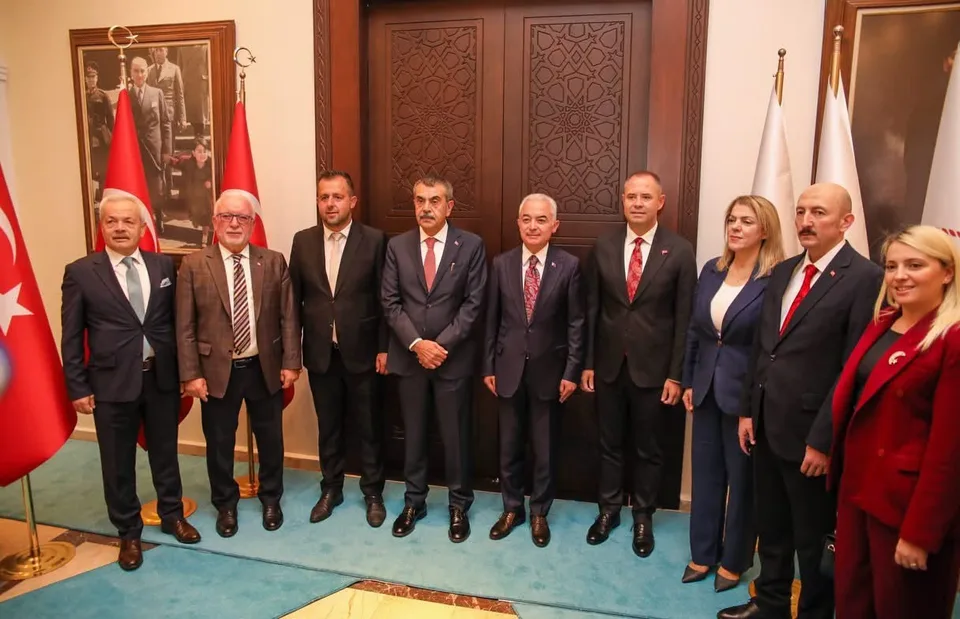 KIRKLARELİ'NE GELEN BAKAN TEKİN İLK OLARAK VALİLİĞİ ZİYARET ETTİ. TEKİN ŞEREF DEFTERİNİ İMZALADIKTAN SONRA VALİ UĞUR TURAN İLE GÖRÜŞTÜ, ARDINDAN İL EĞİTİM DEĞERLENDİRME TOPLANTISINA KATILDI.