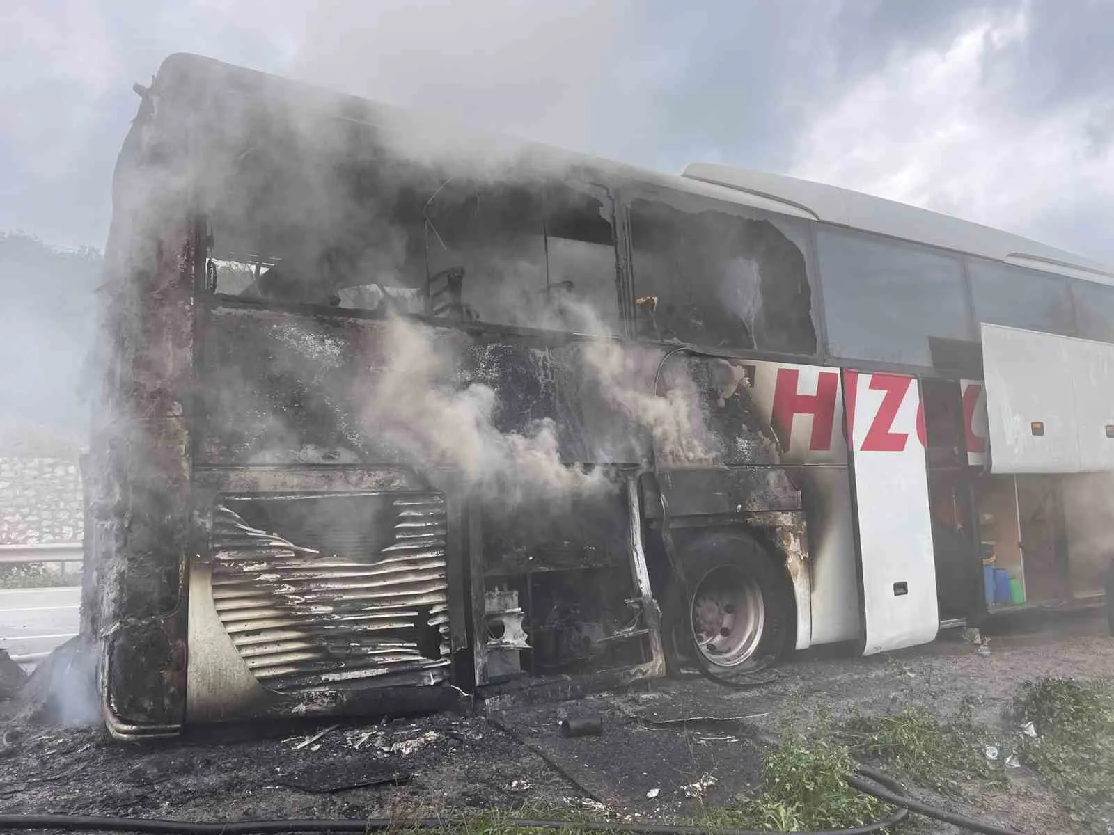 SAMSUN'DA SEYİR HALİNDEKİ YOLCU OTOBÜSÜNDE ÇIKAN YANGINDA YOLCULAR ÖLÜMDEN DÖNDÜ.