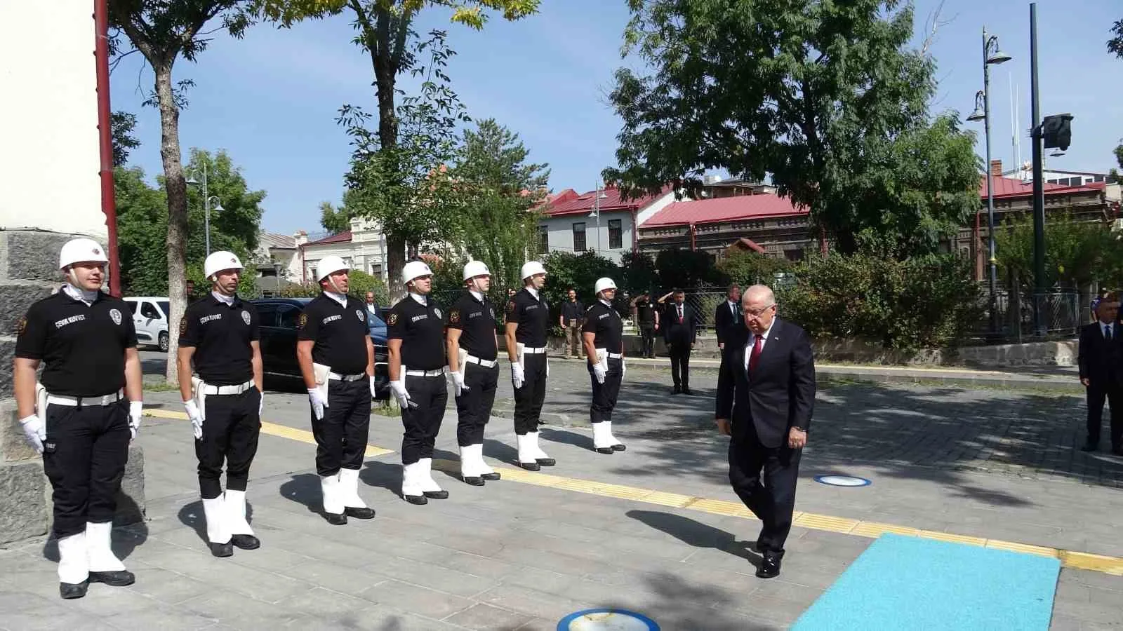 BAKAN GÜLER, KENTTEKİ PROGRAMI KAPSAMINDA SIRASIYLA 14. MEKANİZE PİYADE TUGAY KOMUTANLIĞI, KARS VALİLİĞİ VE KARS BELEDİYE BAŞKANLIĞINI ZİYARET ETTİ.