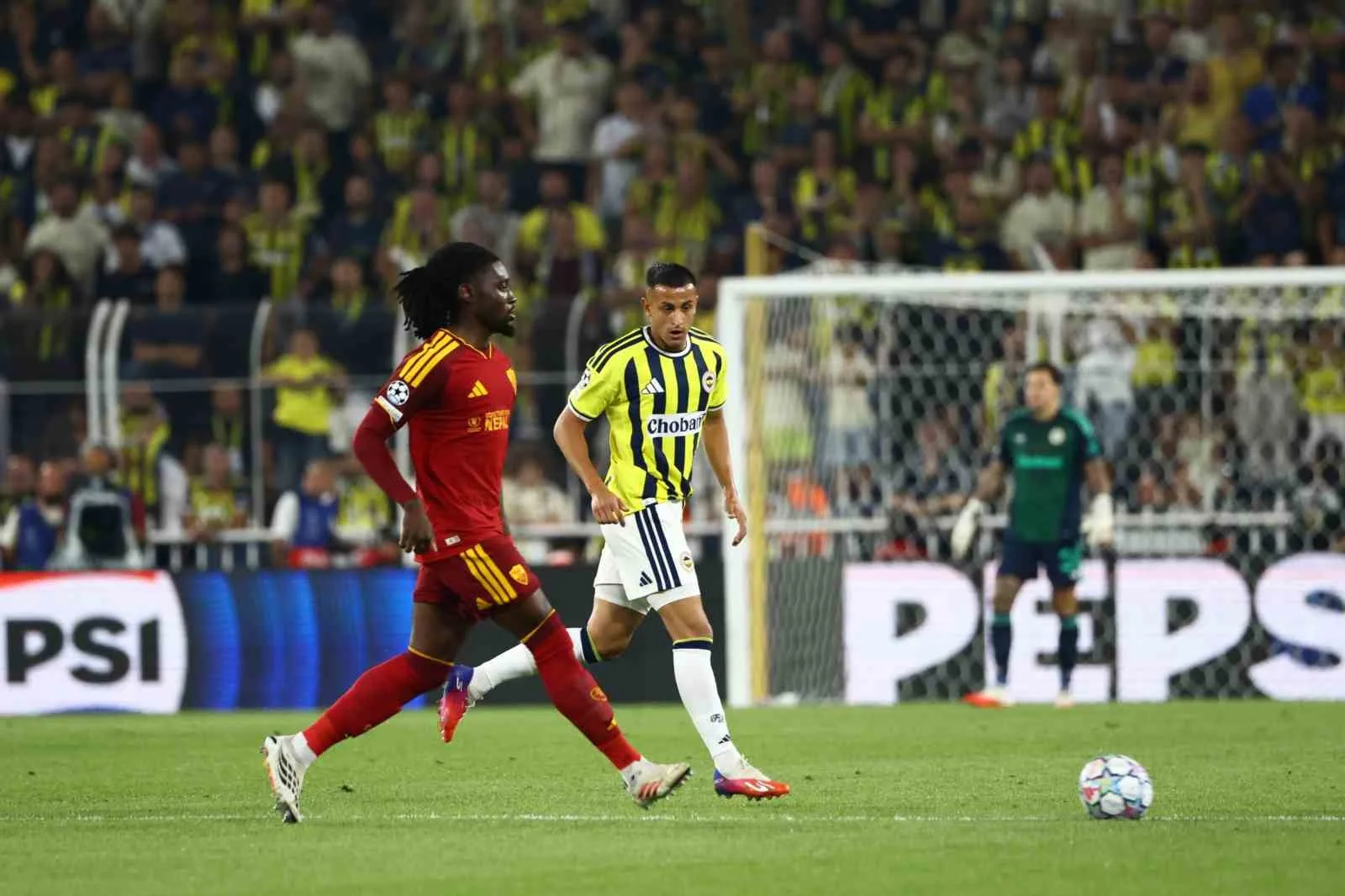 UEFA ŞAMPİYONLAR LİGİ İLK HAFTA MAÇINDA FENERBAHÇE, EVİNDE İTALYAN EKİBİ ROMA İLE KARŞILAŞIYOR. MÜCADELENİN 15 DAKİKASI GOLSÜZ EŞİTLİKLE GEÇİLDİ.