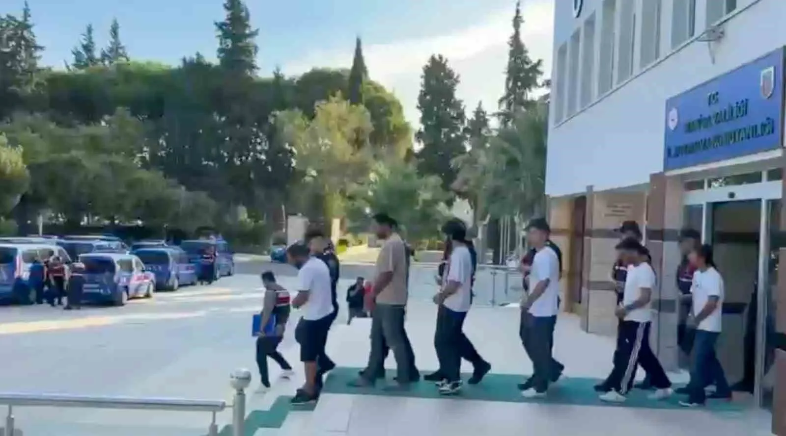 MANİSA MERKEZLİ 6 İLDE JANDARMA EKİPLERİNCE YASA DIŞI BAHİS ŞEBEKESİNE YÖNELİK DÜZENLENEN EŞ ZAMANLI OPERASYONDA GÖZALTINA ALINAN 23 ŞÜPHELİDEN 20'Sİ TUTUKLANDI. ŞÜPHELİLERİN HESAPLARINDA MASAK TARAFINDAN YAPILAN İNCELEMEDE 1,3 MİLYAR LİRALIK İŞLEM HACMİ TESPİT EDİLDİ.