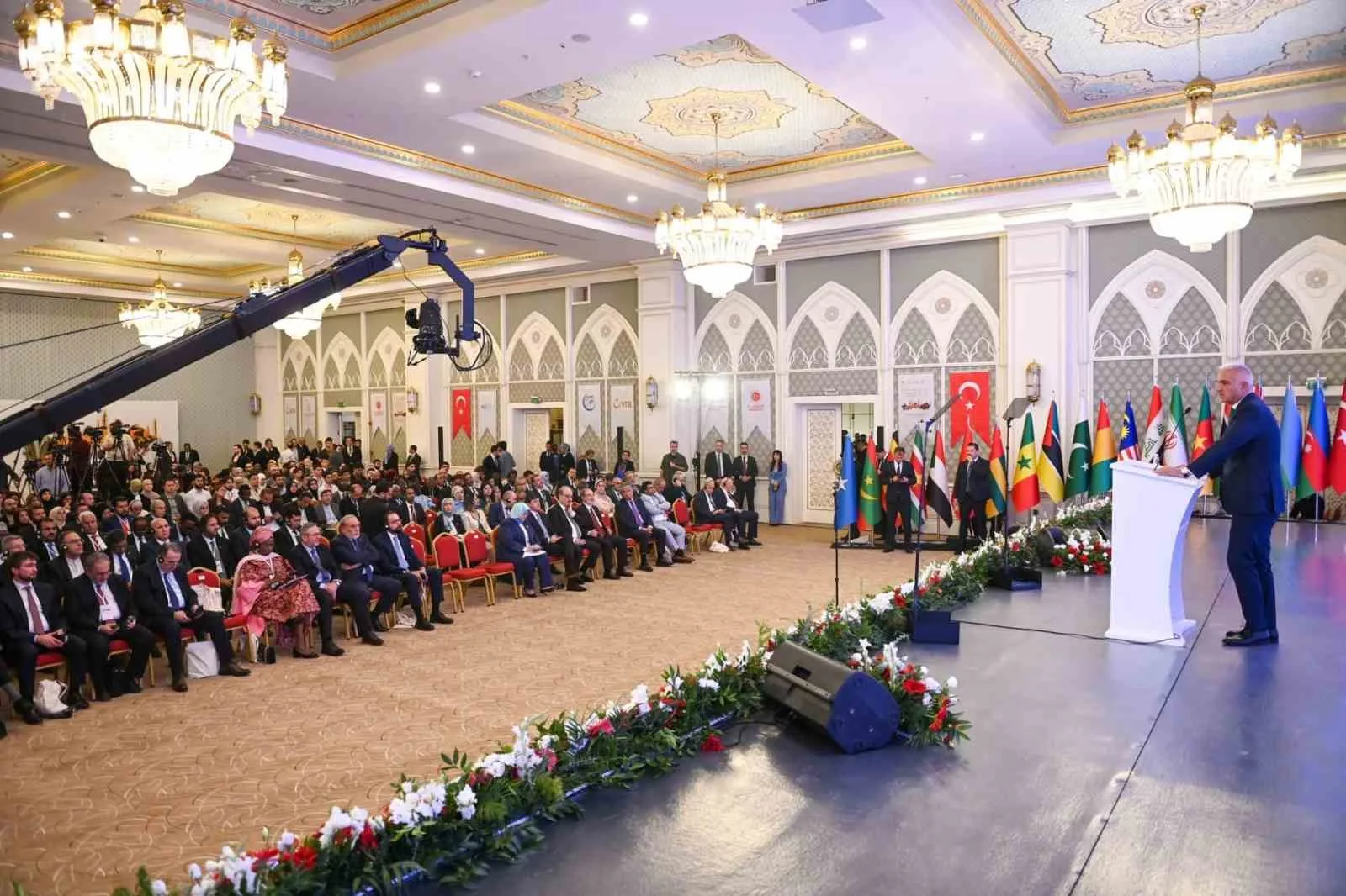 DÜNYANIN FARKLI COĞRAFYALARINDA YAŞAYAN MİLYONLARCA MÜSLÜMANIN KÜLTÜREL VE TARİHİ KÖKLERİNİ YAŞATIRKEN BULUNDUKLARI TOPLUMLARLA KURDUĞU İLİŞKİNİN GELECEĞİ, ANKARA’DA DÜZENLENEN 1. MÜSLÜMAN DİASPORALAR FORUMUNDA ELE ALINDI.