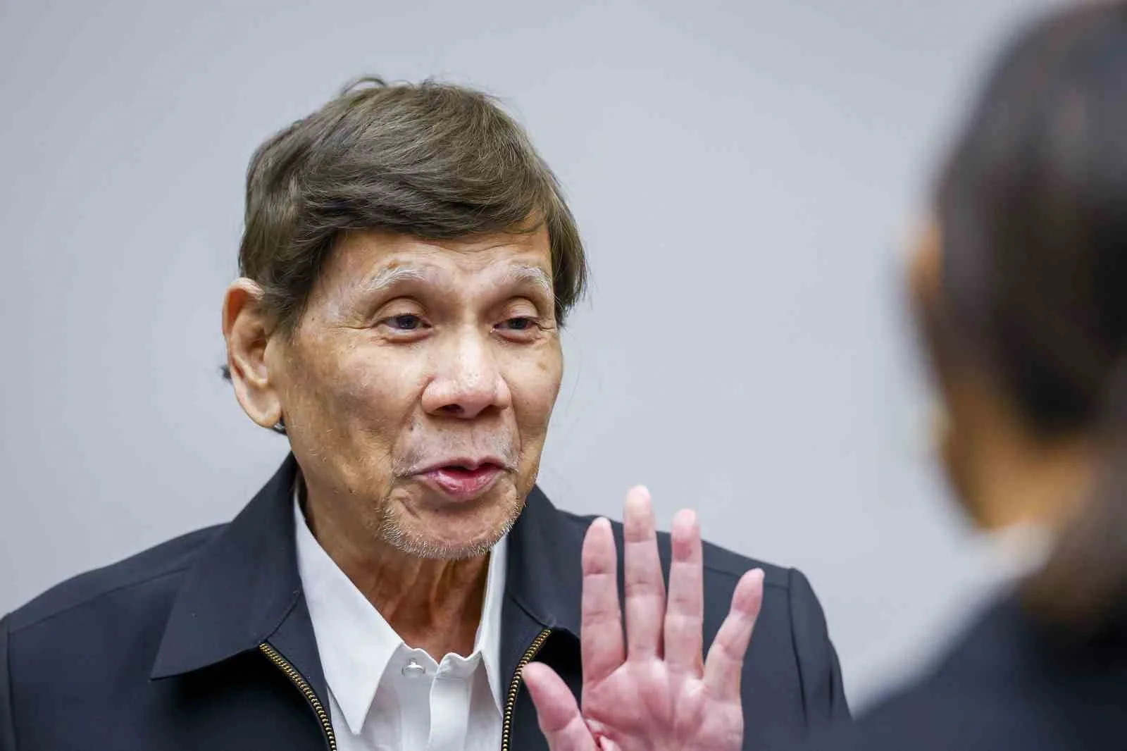FİLİPİNLER'İN ESKİ DEVLET BAŞKANI RODRİGO DUTERTE, 18 AY ÖNCE ULUSLARARASI CEZA MAHKEMESİ'NE (UCM) SEVK EDİLMESİNDEN BU YANA İLK KEZ MAHKEME SALONUNDA HAZIR BULUNDU.