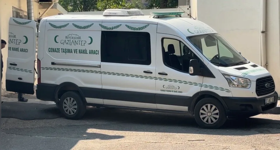 GAZİANTEP'TE BİR FABRİKADA BUHAR KAZANIN PATLAMASI SONUCU AĞIR YARALANAN 16 YAŞINDAKİ İŞÇİ, KALDIRILDIĞI HASTANEDE HAYATINI KAYBETTİ.