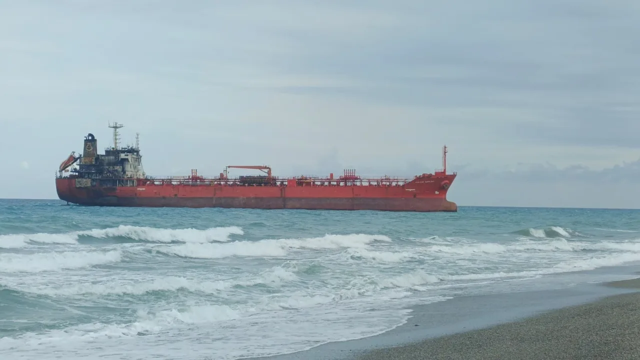 KARADENİZ'DE DRON SALDIRISINA UĞRAYARAK HASAR GÖREN HONG KONG BAYRAKLI M/T GOLDEN SAPLİNG İSİMLİ GEMİ, SÜRÜKLENEREK GELDİĞİ SAMSUN'UN ALAÇAM İLÇESİ SAHİLİNDE KARAYA OTURDU.