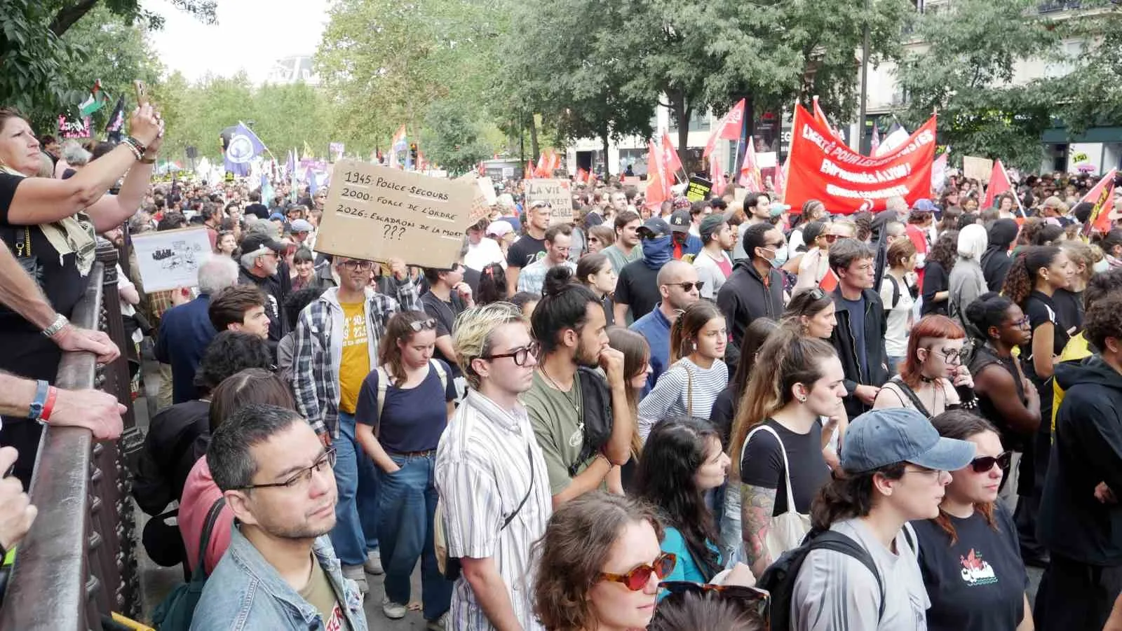 FRANSA'NIN BAŞKENTİ PARİS'TE BİNLERCE KİŞİ, POLİS VE JANDARMALARIN SİLAH KULLANMA YETKİLERİNE İLİŞKİN YENİ DÜZENLEMEYE KARŞI SOKAĞA ÇIKTI.