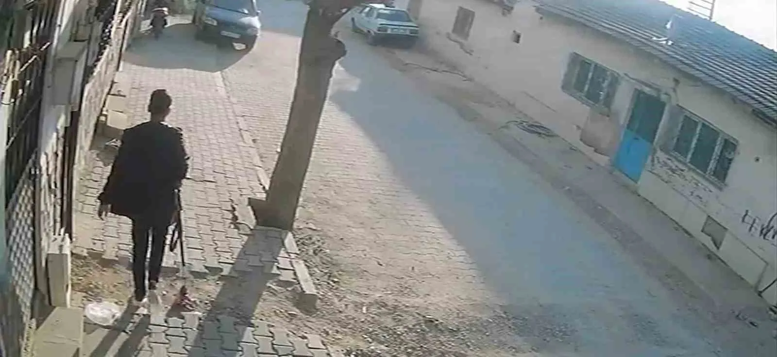 ÇEVREDEKİ İŞ YERLERİNİN GÜVENLİK KAMERALARINA YANSIYAN GÖRÜNTÜLERDE, ŞÜPHELİNİN OLAY ÖNCESİNDE YOLDA OLDUKÇA SOĞUKKANLI TAVIRLARLA YÜRÜDÜĞÜ VE ELİNDEKİ POMPALI TÜFEĞİ KONTROL EDEREK İLERLEDİĞİ GÖRÜLDÜ.
