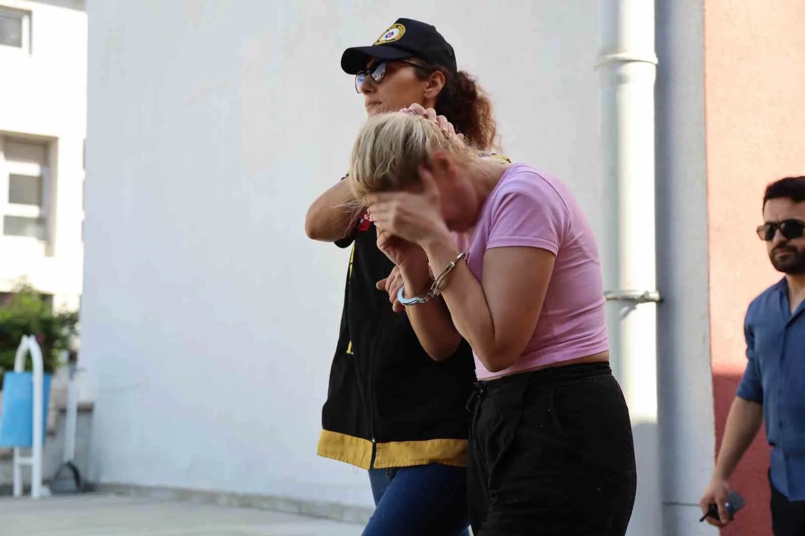 ADANA MERKEZLİ MERSİN VE TEKİRDAĞ’DA DÜZENLENEN EŞ ZAMANLI OPERASYONDA, FUHUŞ YAPTIRDIĞI ÖNE SÜRÜLEN 7’Sİ KADIN 18 ŞÜPHELİ YAKALANDI. ŞÜPHELİLERDEN 17'Sİ TUTUKLANDI.
