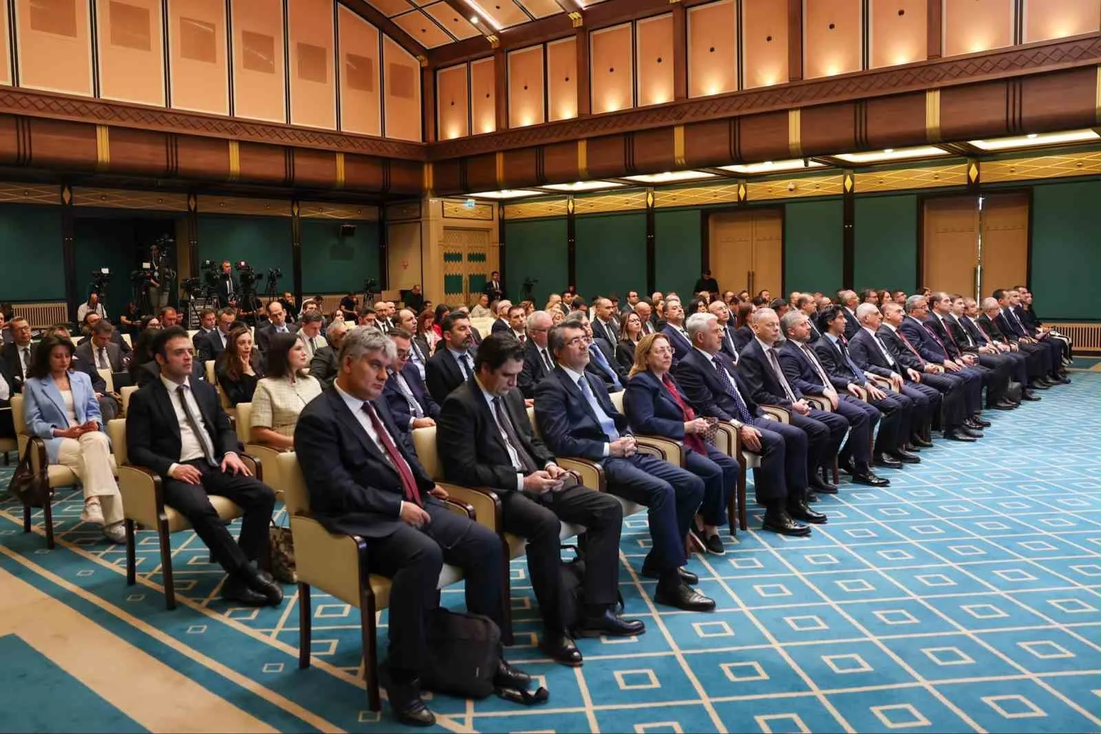CUMHURBAŞKANI YARDIMCISI CEVDET YILMAZ, 2027-2029 DÖNEMİNİ KAPSAYAN ORTA VADELİ PROGRAMI (OVP) CUMHURBAŞKANLIĞI KÜLLİYESİ’NDE DÜZENLENEN BASIN TOPLANTISIYLA AÇIKLADI.