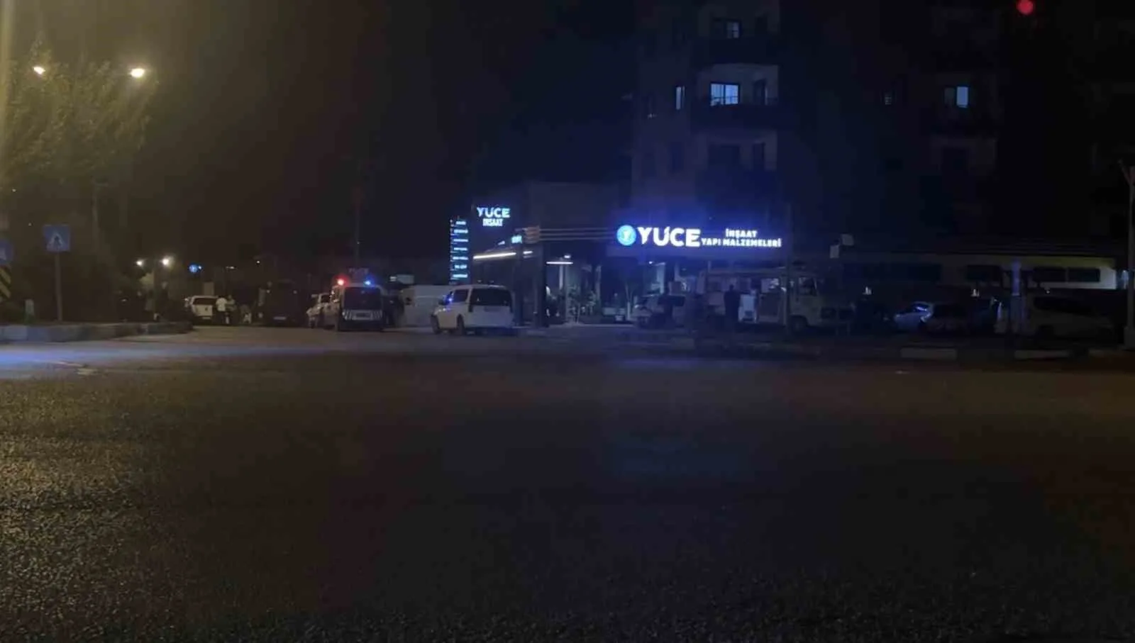 ADANA’DA İNŞAAT MALZEMELERİ SATAN BİR FİRMAYA MOLOTOF KOKTEYLİ SALDIRI DÜZENLENDİ. SALDIRGANLAR KAÇARKEN İŞ YERİNDE MADDİ HASAR MEYDANA GELDİ.