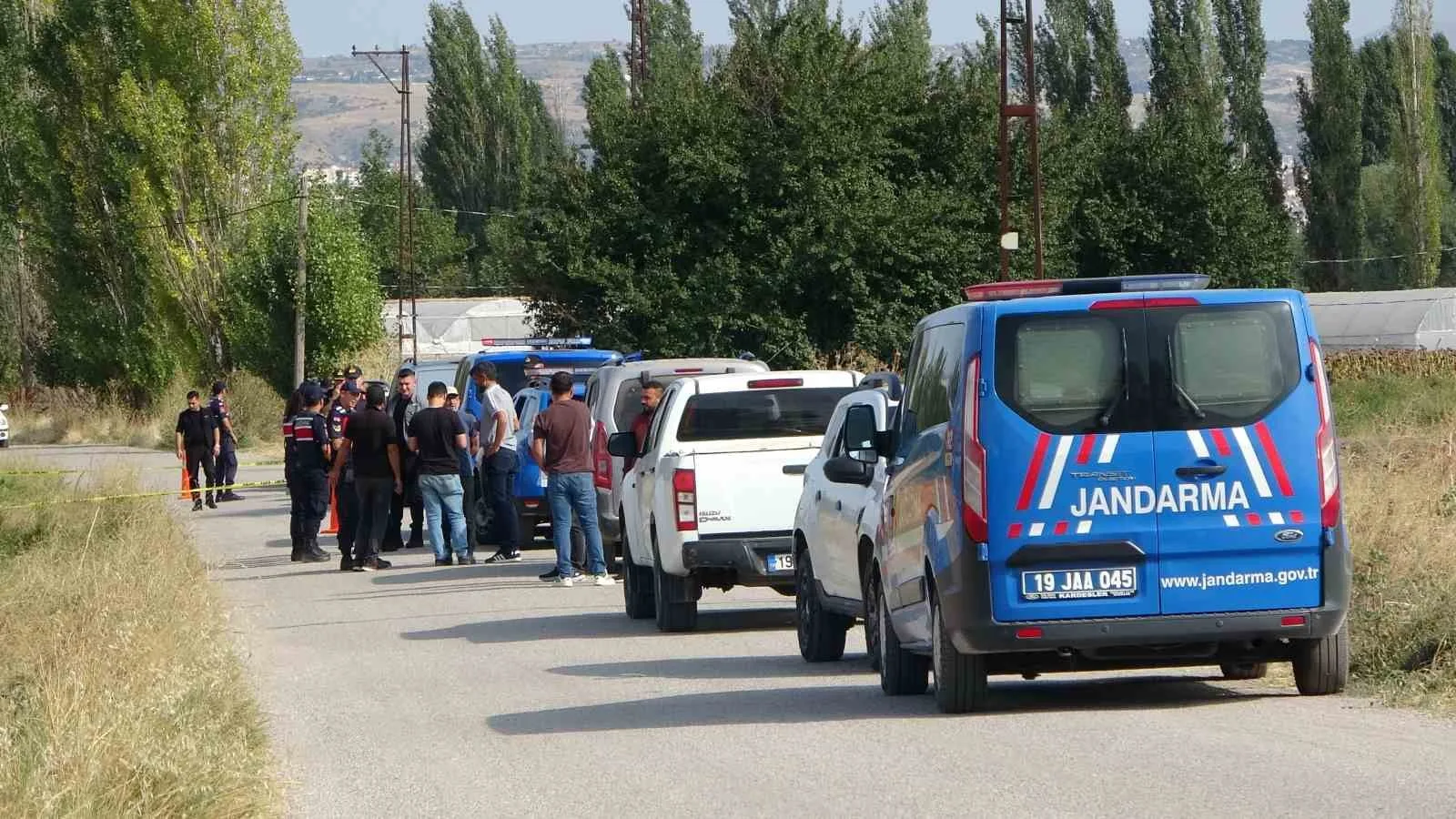 ÇORUM'DA AMCA İLE YEĞENİ ARASINDA ÇIKAN TARTIŞMAYI AYIRMAK İÇİN ARAYA GİREN 24 YAŞINDAKİ GENÇ TÜFEKLE VURULARAK HAYATINI KAYBETTİ.