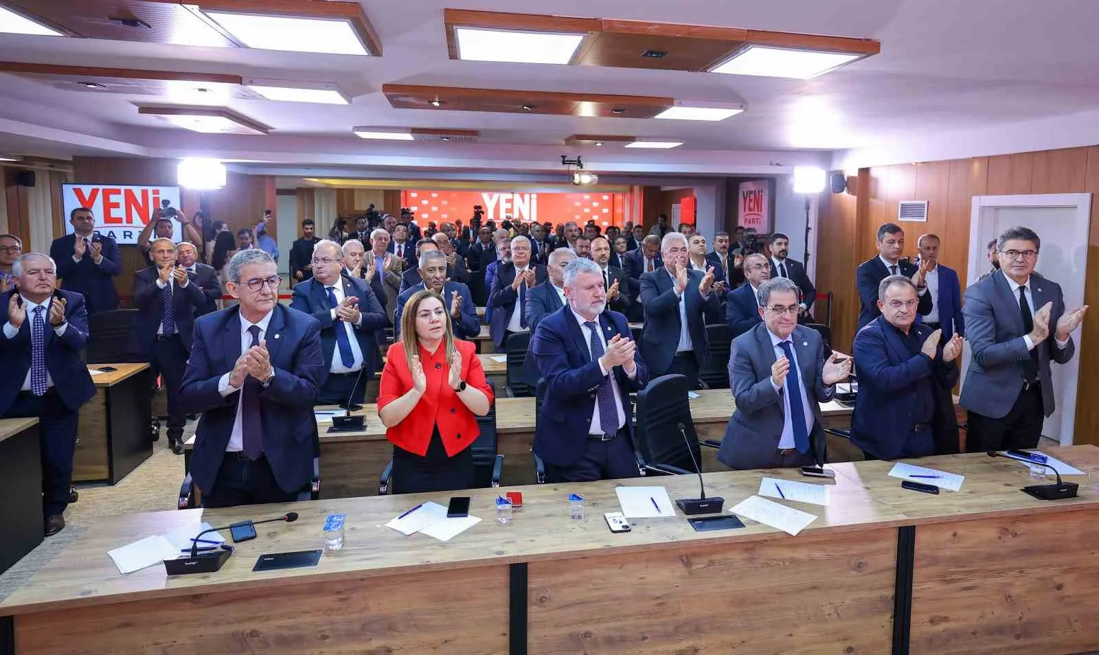 YENİ PARTİ GENEL BAŞKANI ÖZGÜR ÖZEL, PARTİSİNİN GENEL MERKEZİNDE GERÇEKLEŞTİRİLEN İLK İL BAŞKANLARI TOPLANTISINA BAŞKANLIK ETTİ.