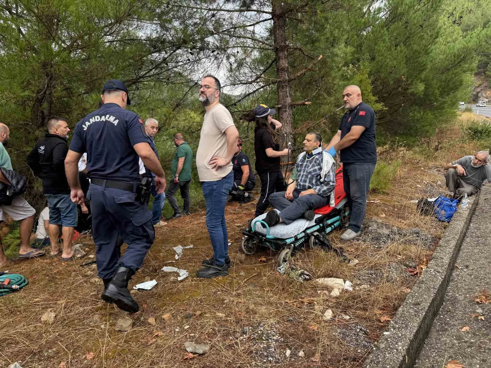 ANTALYA’NIN AKSEKİ İLÇESİNDE YAĞIŞ NEDENİYLE KONTROLDEN ÇIKAN KAMYONETİN YOL KENARINDAKİ AĞAÇLARA ÇARPMASI SONUCU MEYDANA GELEN KAZADA 1 KİŞİ HAYATINI KAYBETTİ, 3 KİŞİ YARALANDI.