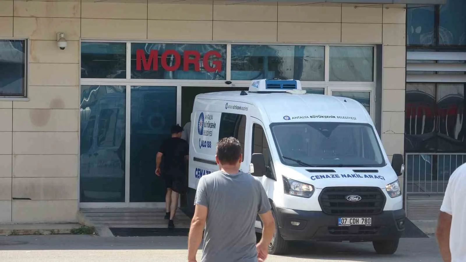 AHSENGÜL İNCE'NİN CENAZESİ ANTALYA ADLİ TIP KURUMU MORGUNDAN YAKINLARI TARAFINDAN GÖZYAŞLARI İÇERİSİNDE TESLİM ALINDI.