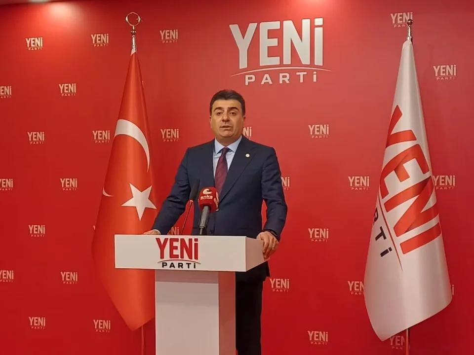 YENİ PARTİ SÖZCÜSÜ ZEYNEL EMRE, "YENİ PARTİ İSMİNİN BAŞINA KÜÇÜK BİR DÜZENLEME KOYARAK KONUYU KAPATABİLİRİZ" DEDİ.