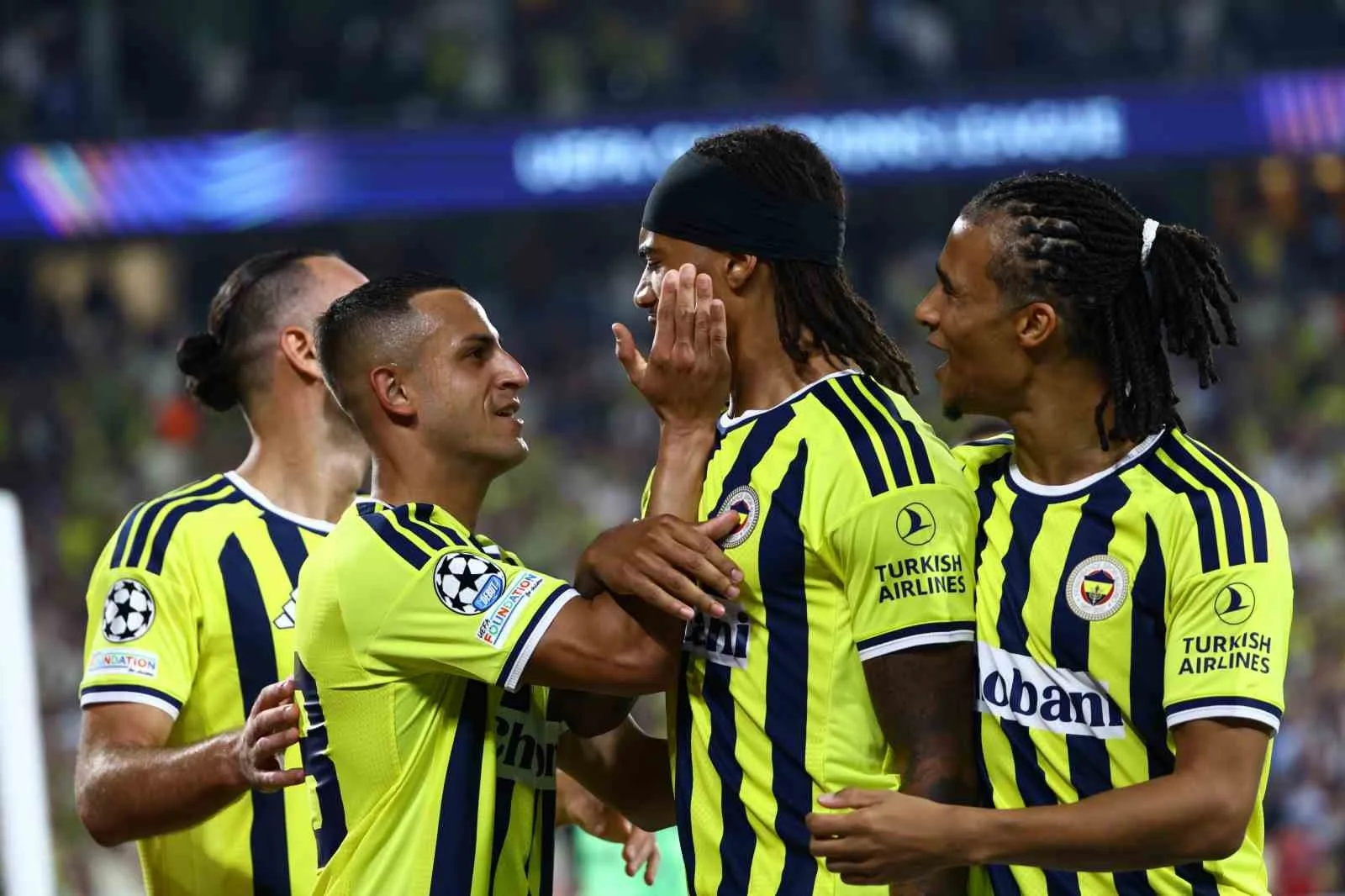 UEFA ŞAMPİYONLAR LİGİ İLK HAFTASINDA FENERBAHÇE, EVİNDE KARŞILAŞTIĞI İTALYAN EKİBİ ROMA İLE 1-1 BERABERE KALDI.