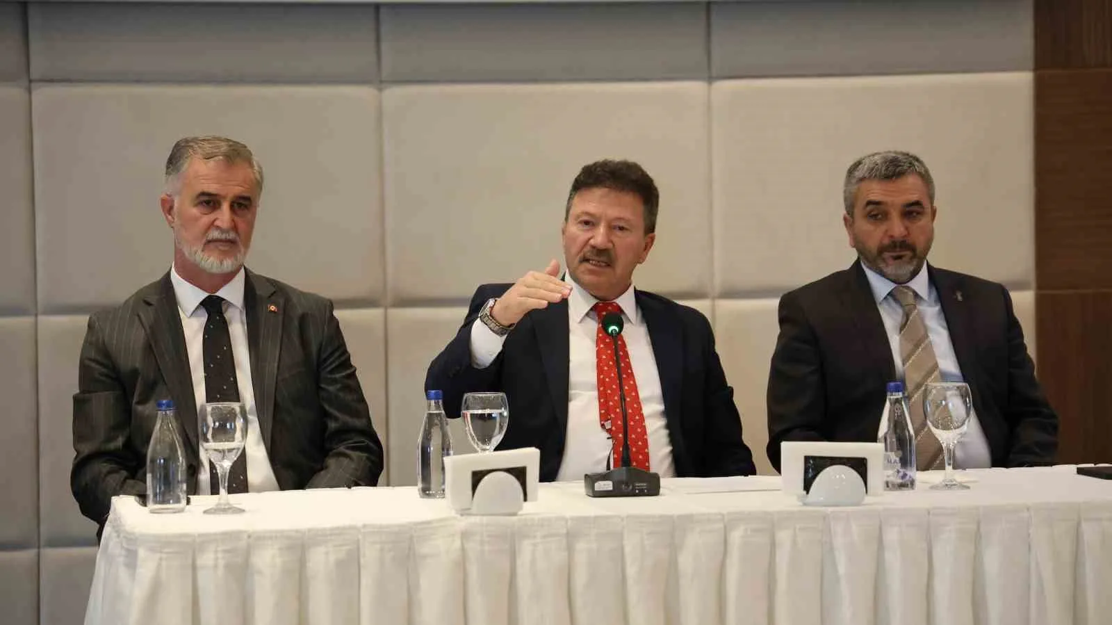 MEHMET YİĞİNER, "TEMSİL ETTİĞİMİZ DELEGELİK İRADESİ VE OYLARIMIZ ASLA SATILIK DEĞİLDİR" DEDİ.
