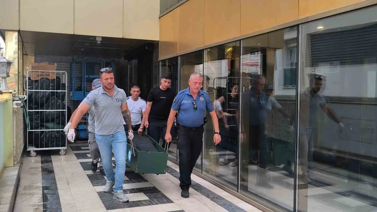 ANTALYA’DA RUS UYRUKLU TURİST YAKLAŞIK 10 GÜNDÜR KONAKLADIĞI OTELİN KORİDORUNDA ÖLÜ BULUNDU.