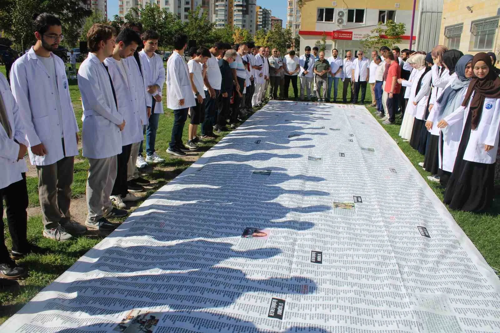 GAZZE’DE ÖLDÜRÜLEN 21 BİN 500 ÇOCUKTAN 16 BİNİN İSMİNİN YAZILDIĞI 12 METRE UZUNLUĞUNDAKİ PANKART AÇILDI.
