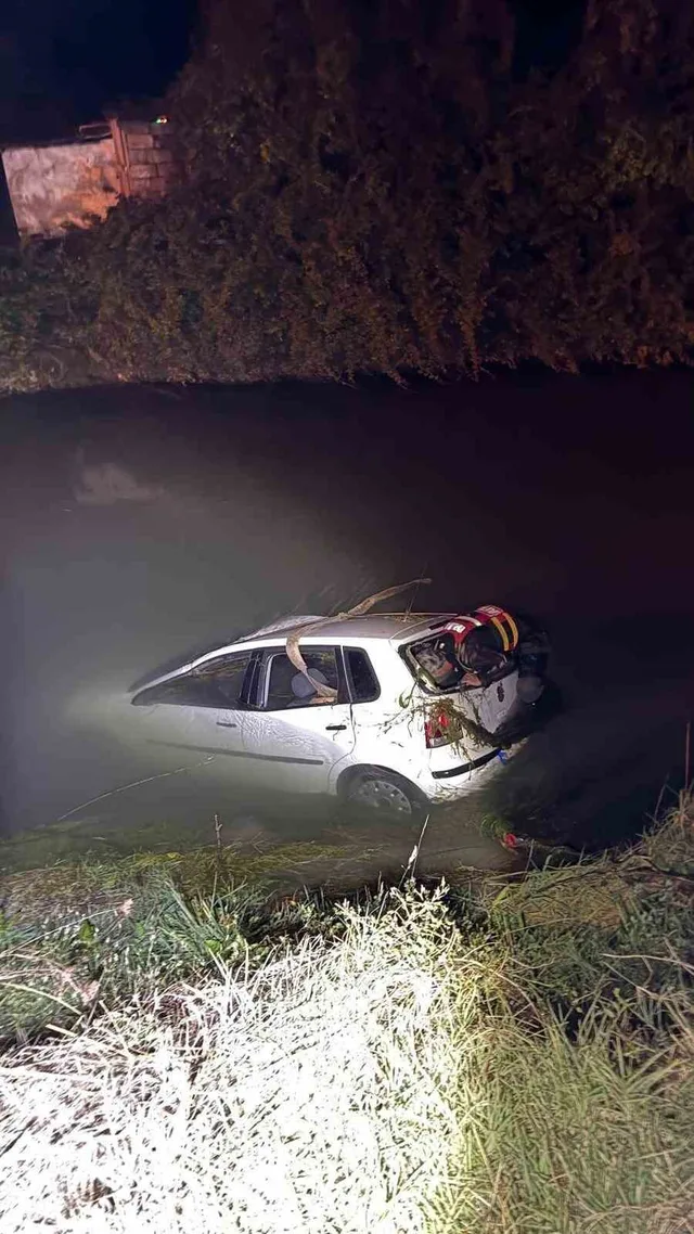 TOKAT’TA GECE SAATLERİNDE SULAMA KANALINA UÇAN OTOMOBİLDE SIKIŞAN 2 KİŞİ HAYATINI KAYBETTİ.