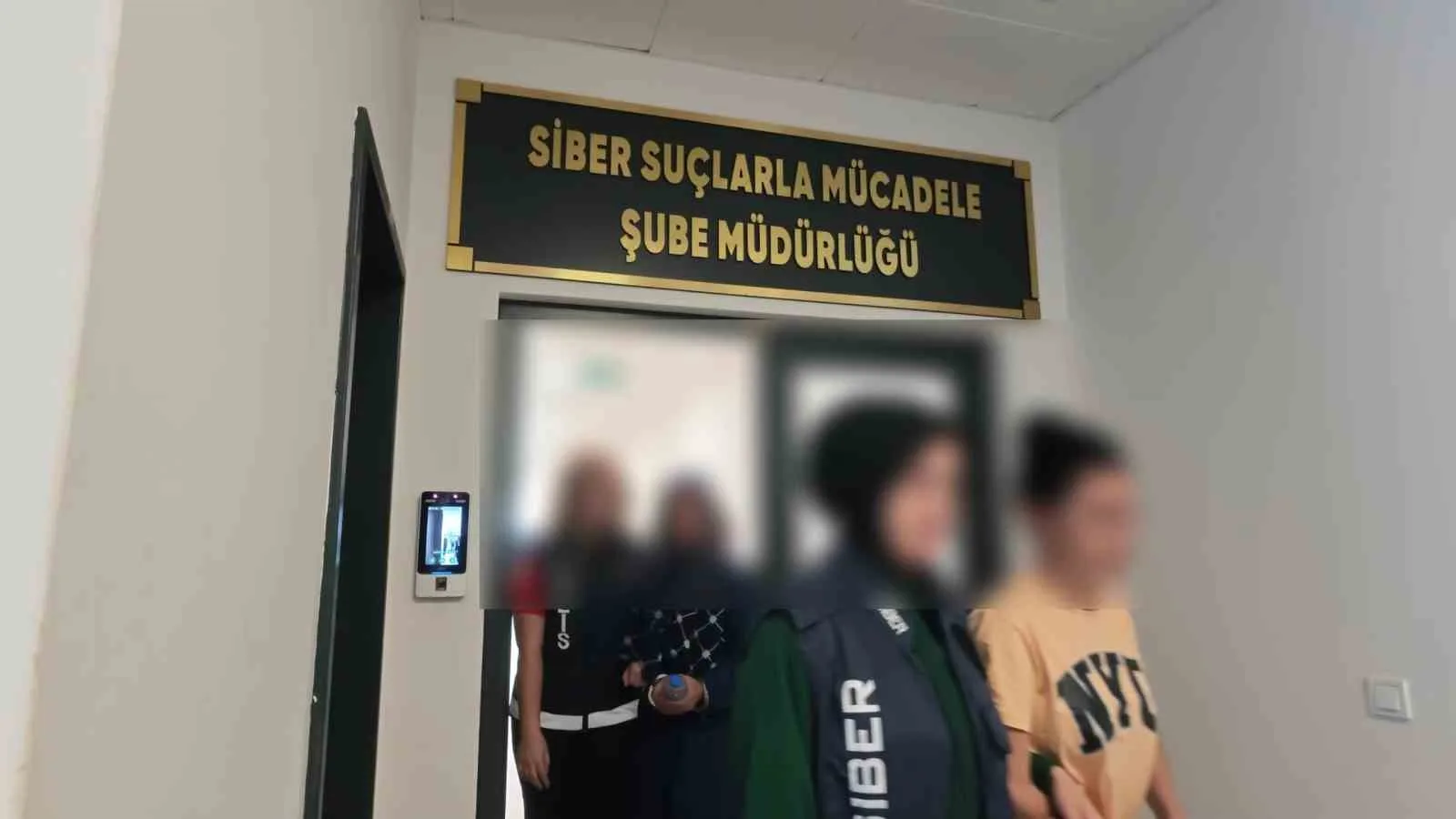 KOCAELİ’DE KENDİLERİNİ BORSA YATIRIM FİRMALARININ YÖNETİCİLERİ OLARAK TANITARAK VATANDAŞLARI DOLANDIRAN ŞEBEKEYE YÖNELİK 8 İLDE OPERASYON DÜZENLENDİ. GÖLCÜK’TE BİR VATANDAŞIN 4 MİLYON 519 BİN 700 LİRASINI BU YÖNTEMLE ALDIĞI BELİRLENEN ŞÜPHELİLERDEN 17’Sİ GÖZALTINA ALINIRKEN, 8’İ TUTUKLANDI.