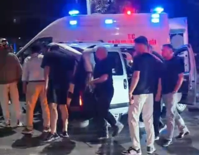 İSTANBUL SULTANGAZİ'DE 3 ARACIN KARIŞTIĞI TRAFİK KAZASINDA 5 KİŞİ YARALANDI. ORTALIĞIN SAVAŞ ALANINA DÖNDÜĞÜ KAZADA YARALILAR AMBULANSLARLA HASTANEYE KALDIRILDI.